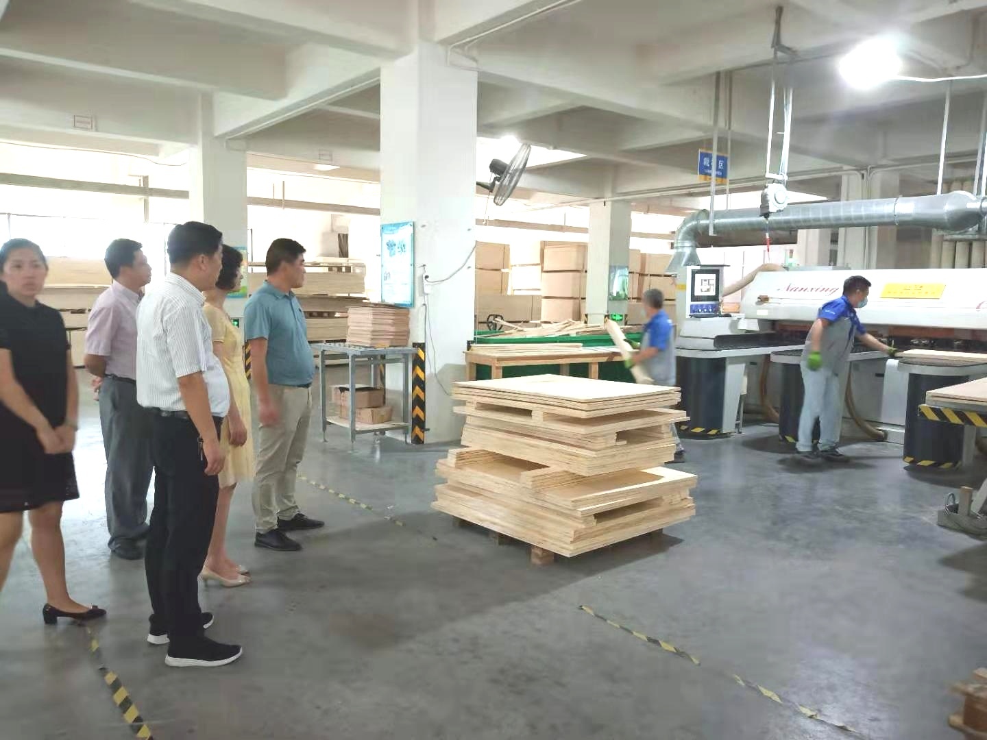 王天佑董事長(zhǎng)帶領(lǐng)區(qū)領(lǐng)導(dǎo)參觀公司生產(chǎn)車(chē)間